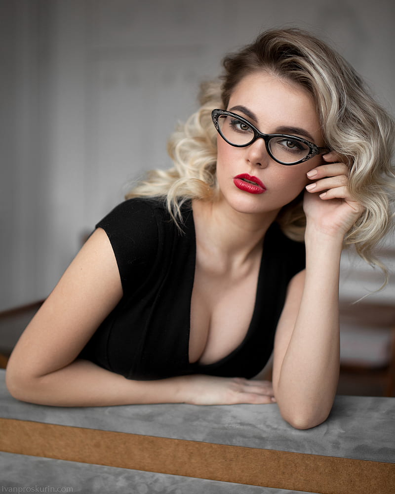 Blonde thick glasses