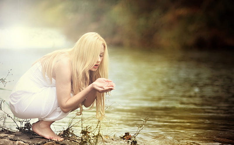 Блондинка с хорошими сиськами проводит день у воды