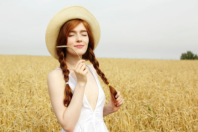 Молодая рыжая девушка надела шляпу и приехала на ферму голой