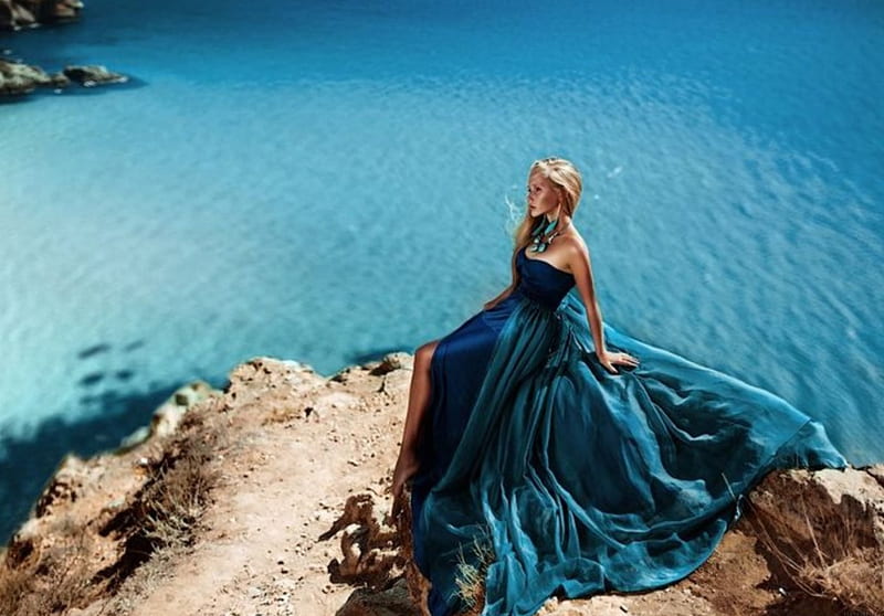 Изумительная дама в голубом платье