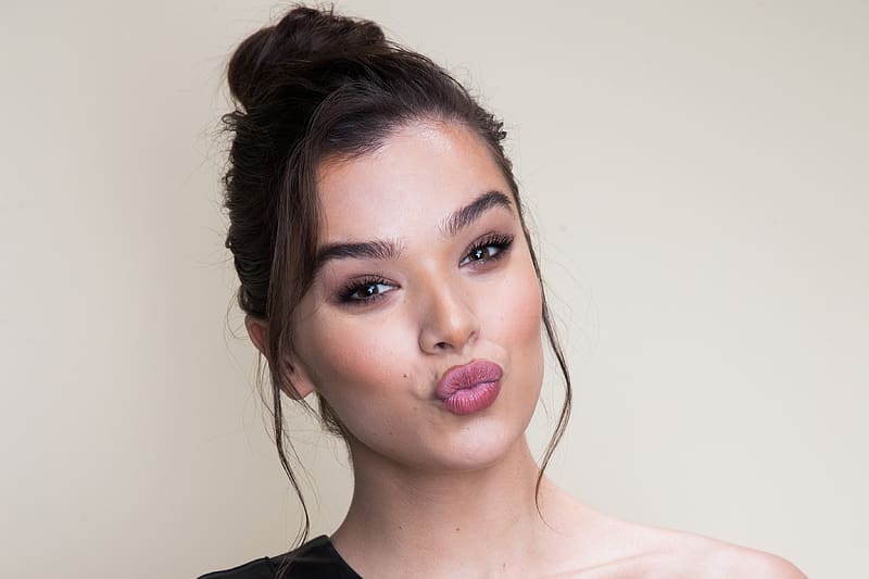 Singer Brunette American Celebrity Brown Eyes Actress Hailee