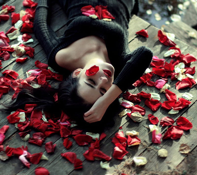 Смазливая красотка фотографируется голой с лепестками роз