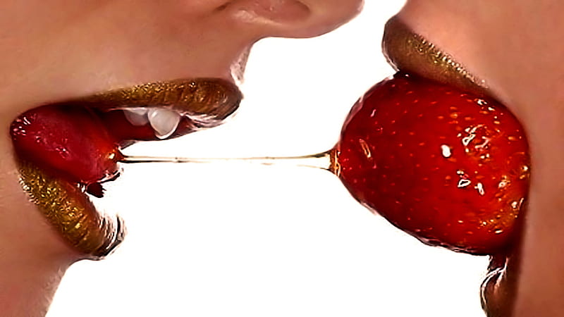 Рыжая телка Жанет Мейсон пьет сперму и заедает клубникой 