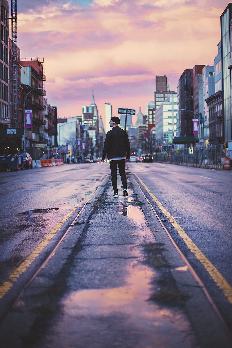 man walking at the middle of the street, HD phone wallpaper