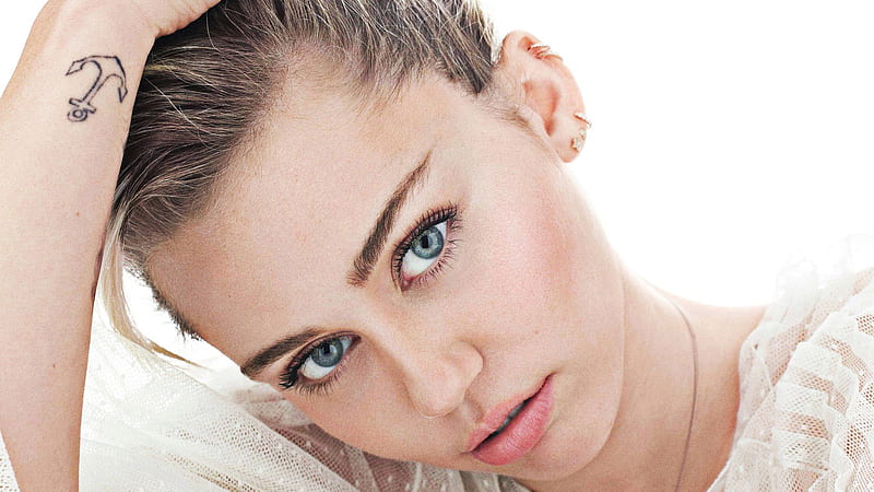 Miley Cyrus With Pink Lips And Gray Eyes In White Background Miley Cyrus, HD wallpaper