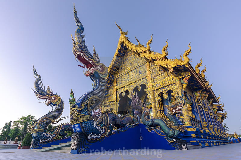Với lối kiến trúc độc đáo và sắc xanh tinh tế, Chùa xanh Chiang Rai sẽ đưa bạn vào một thế giới tuyệt đẹp của linh thiêng và huyền bí. Đừng ngại ngần đặt chân tới đây, bạn sẽ thấy cảm giác thăng hoa và yên bình khi chìm đắm trong không gian đầy sắc màu của đền thờ này.