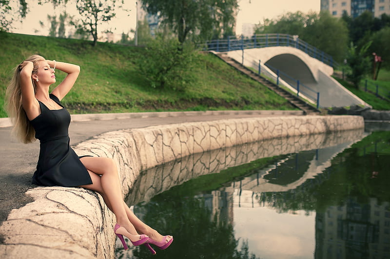 Model at a Reflecting Pool, blonde, dress, model, pool, HD wallpaper