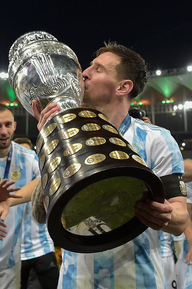 Khám phá hình ảnh Messi và chiến thắng ở Copa America! Đó là lần đầu tiên anh ấy mang về chiến thắng cao quý này cho đất nước Argentina, một niềm tự hào lớn lao cho fan hâm mộ.