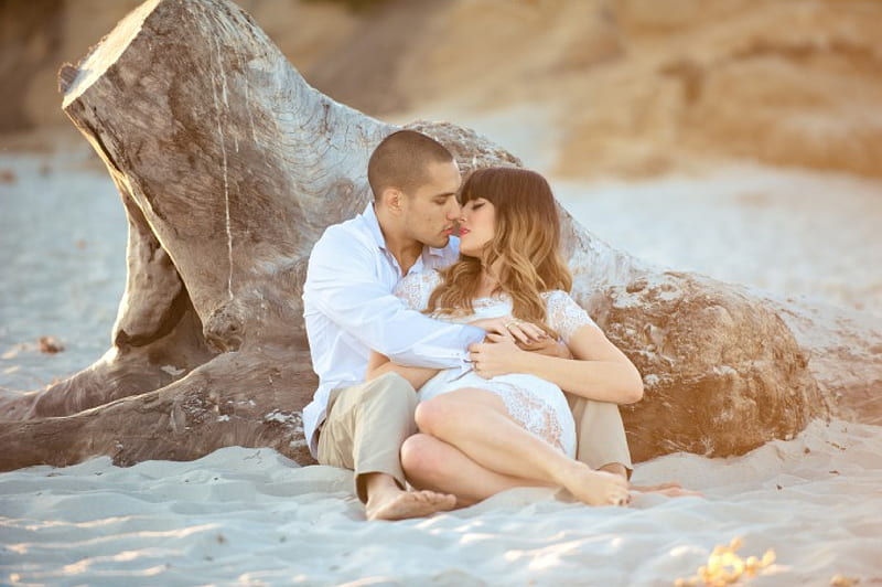 Lovers embrace..., beach, romantic, couple, love, HD wallpaper | Peakpx