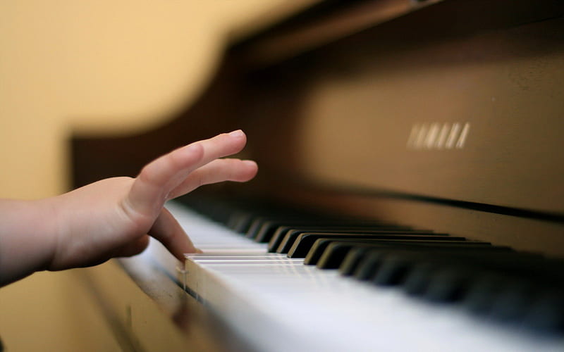 child finger playing piano, playing, child, finger, piano, HD wallpaper