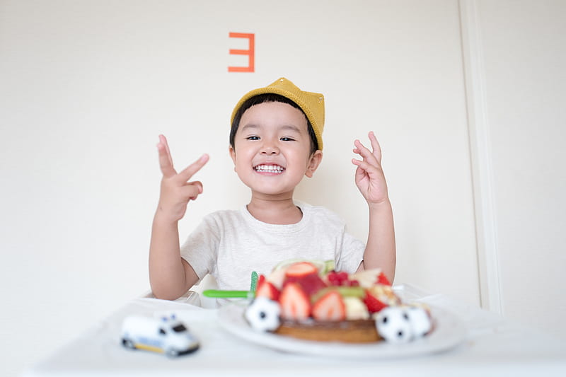 boy in front of cake and white car toy, HD wallpaper