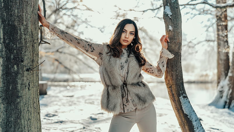 Girl Model Is Standing Between Trees Wearing Fur Jacket In Snow Forest Background Girls, HD wallpaper