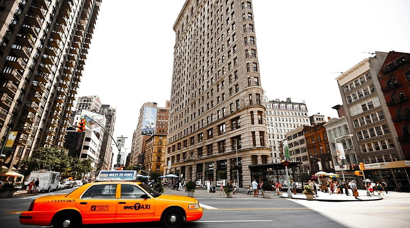 the famous flatiron building in manhatten, city, taxi, intersection, streets, skyscrapers, HD wallpaper