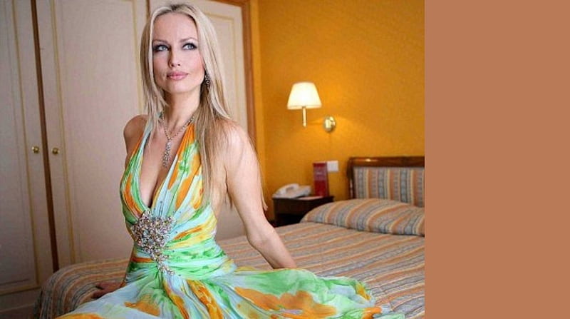 Adriana Sklenarikova-Karembeu, sitting on edge of bed, lamp, necklsace, earrings, blonde, phone, lime green coloured dress, HD wallpaper