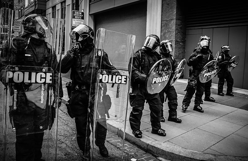 policemen holding clear fiber glass shield, HD wallpaper