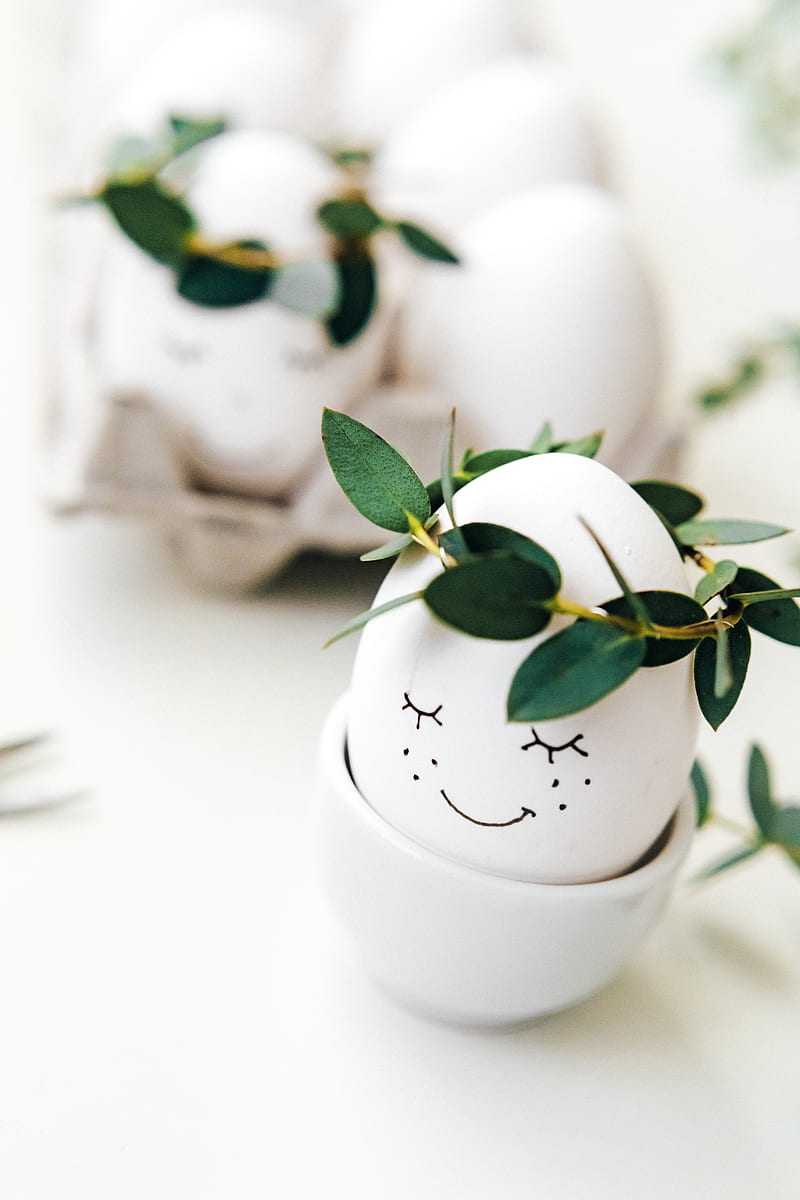 White Painted Eggs With Crown Of Green Leaves, HD phone wallpaper