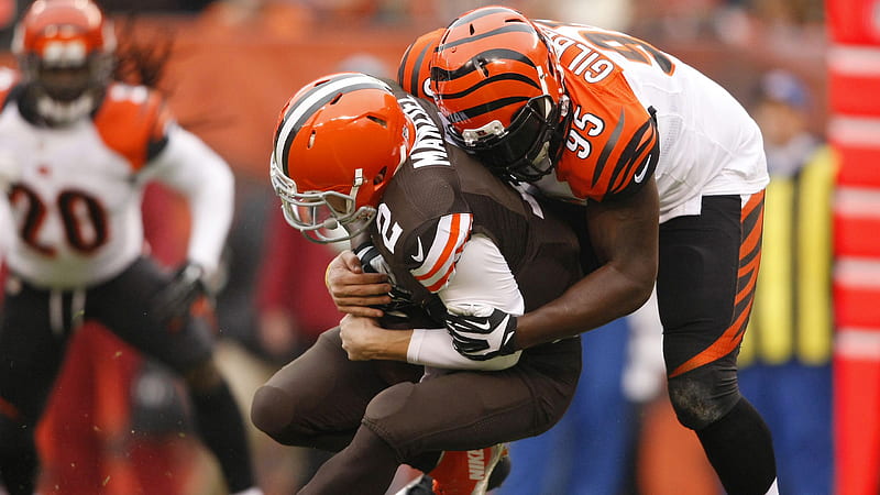 American Football Bengals Versus Cleveland Browns White Player Tried To Get Ball From Black Player Cleveland Browns, HD wallpaper
