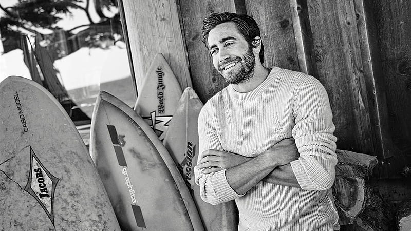 Black And White Of Smiley Jake Gyllenhaal Wearing White T-shirt Celebrities, HD wallpaper