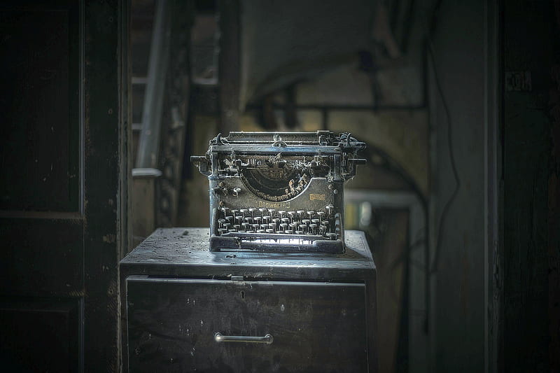 Old Typewriter, typewriter, old, dust, vintage, HD wallpaper