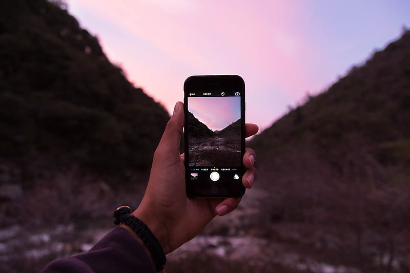 person holding iPhone displaying camera application, HD wallpaper