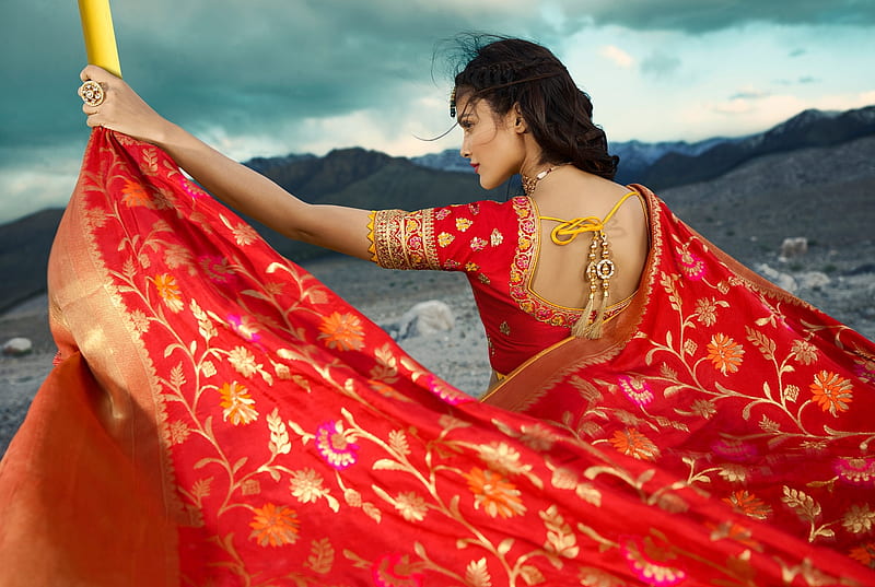Tamannaah Bhatia flaunts her back in Saree | Telugu Cinema
