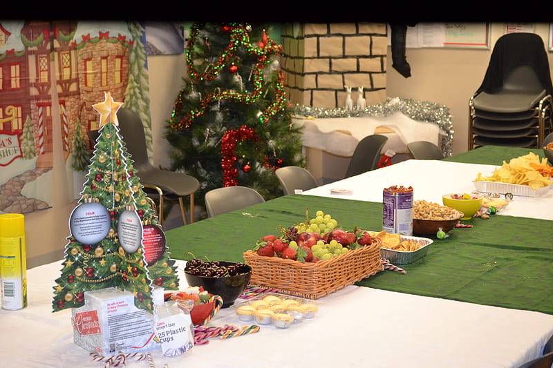 Christmas Decoration's, Christmas, Christmas table setting, graphy, festive, holiday, staff tea room, Coles supermarket, HD wallpaper