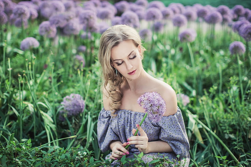 Beautiful Women With Flowers In Field, girls, model, flowers, HD wallpaper