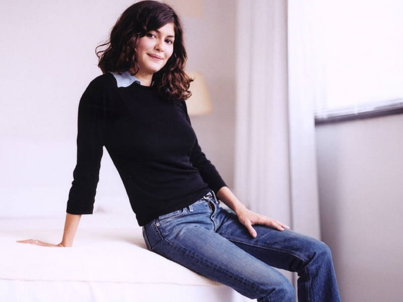 Audrey Tautou, cute, jeans, hrdave, smile, bed, HD wallpaper