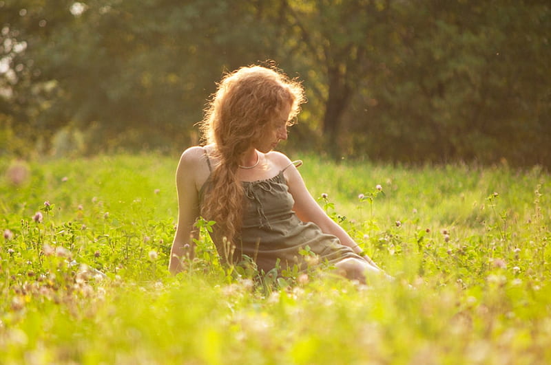 Close to the nature, thoughts, sunny day, grass, redhead, dreams, trees, girl, green, dreamer, beauty, nature, sunshine, field, HD wallpaper