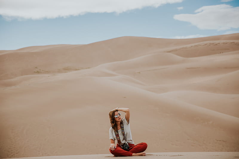 minimalist graphy of woman sitting on desert ground, HD wallpaper