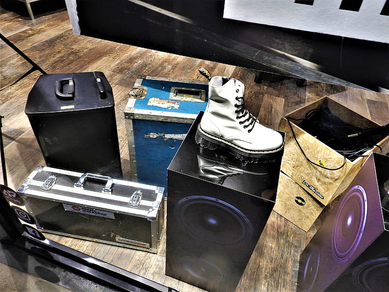 Shop Window Display, white boot, retro, graphy, boot, music, speakers, HD wallpaper