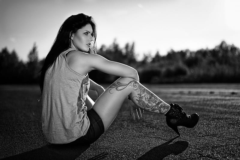 Tattoo Girl, brunette, girl, tattoo, black and white, woman, HD wallpaper