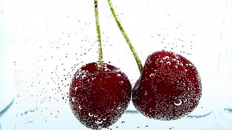 Cherry tươi không chỉ là một loại thực phẩm tươi ngon, mà còn là một tác phẩm nghệ thuật trừu tượng vượt nước. Hãy xem hình ảnh về những quả cherry vọt nước tươi ngon. Chúng được thắp sáng bởi ánh sáng tự nhiên, hiển thị sắc đẹp rực rỡ của một loại trái cây tươi tắn hoàn hảo.