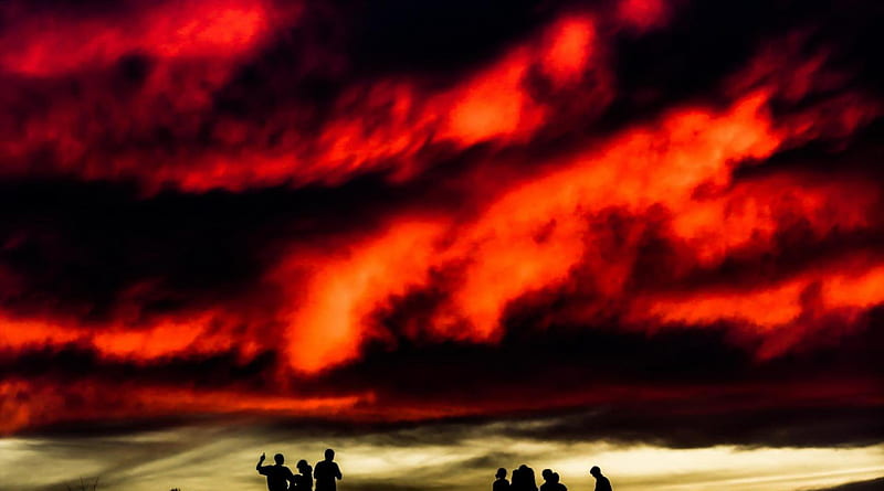 marvelous fiery sky over children silhouettes, fiery, silhouettes, children, clouds, sky, HD wallpaper