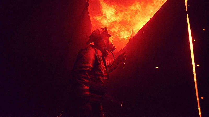 Firefighter In The Dark Fire, Cool Firefighter, HD wallpaper