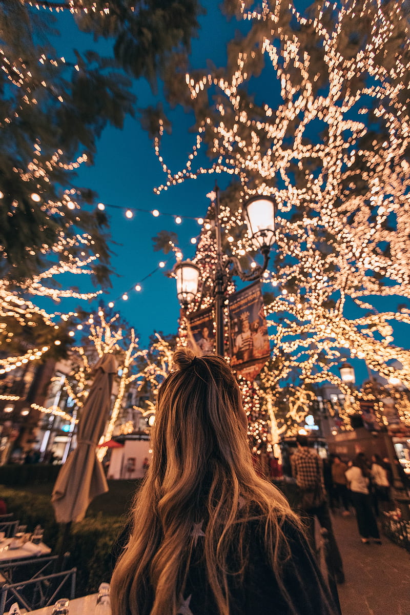 woman seeing string lights, HD phone wallpaper