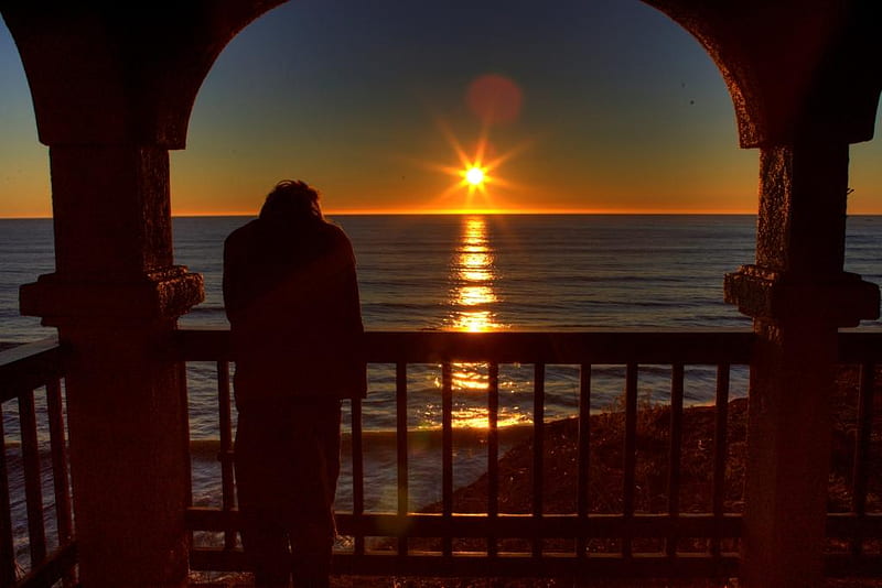 Sunset at Pismo Beach, rail, balcony, ocean, sunset, man, sky, HD wallpaper