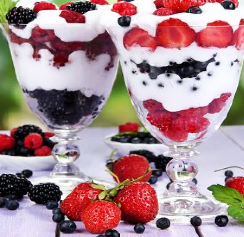 Yummy Dessert, ice cream, strawberry, berries, yummy, dessert, sweet, HD wallpaper