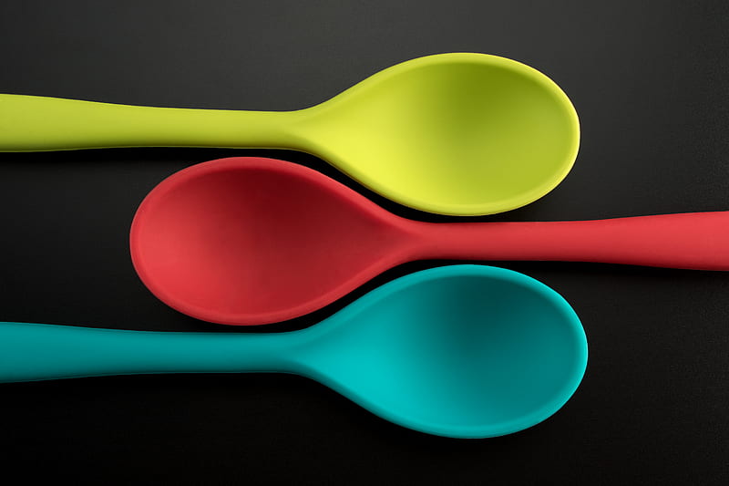 three green, red, and blue plastic spoons, HD wallpaper