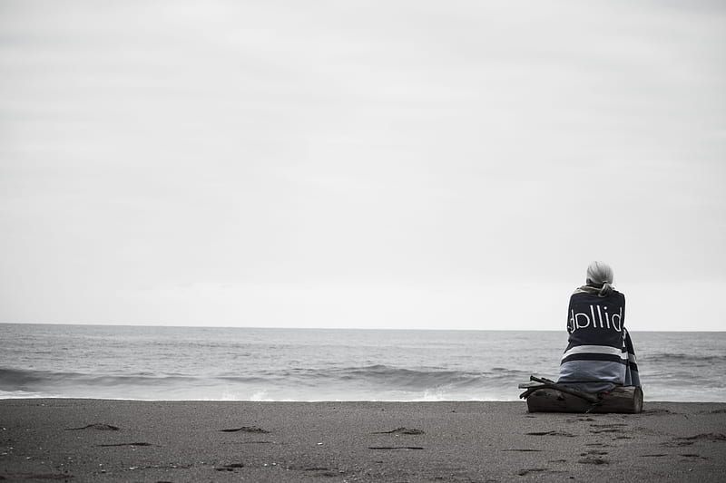woman sitting near seashore during daytime, HD wallpaper