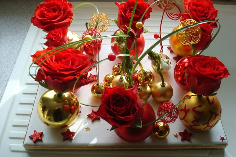 ••• Roses For Christmas •••, red, stars, centerpiece, christmas, golden, new year, roses, arrangement, globes, HD wallpaper
