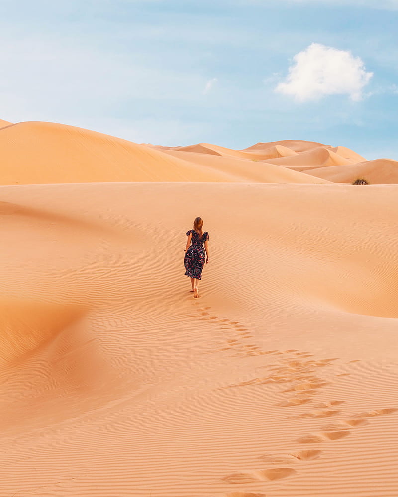 woman walking at desert, HD phone wallpaper