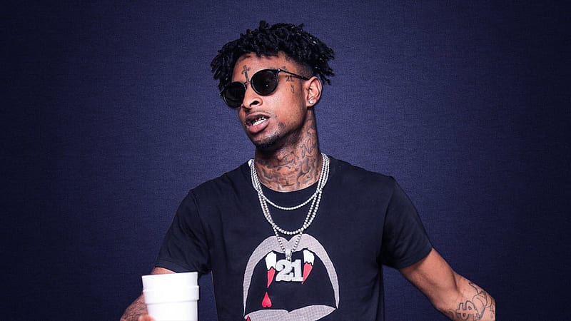 21 Savage In Blue Background Wearing Black T-Shirt And Goggles 21 Savage, HD wallpaper