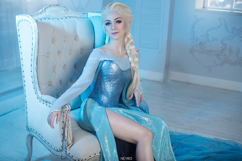 3. Elsa with Blue Hair Cosplay - wide 7
