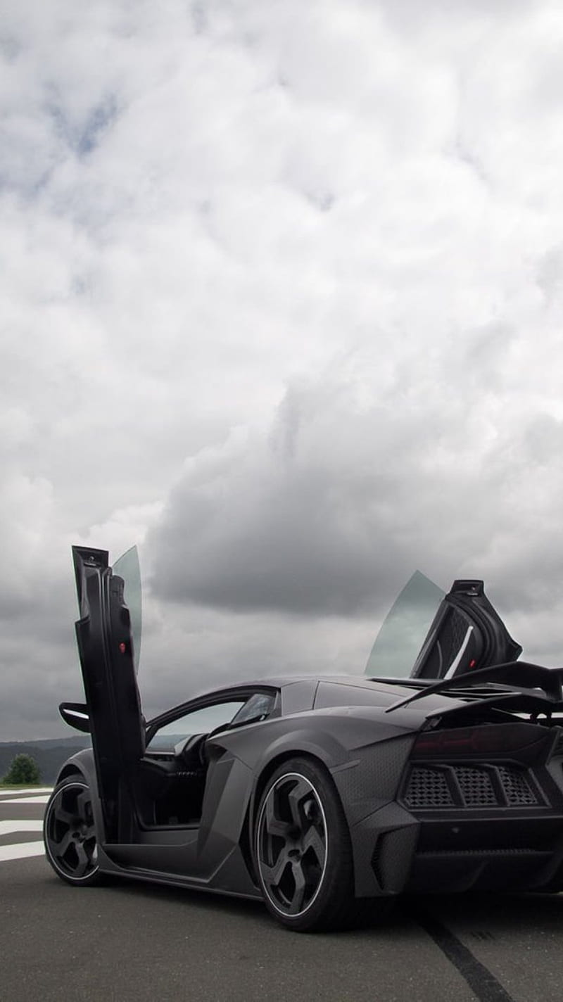 Sự đối lập giữa thiết kế cực kỳ sắc nét và vẻ đẹp tuyệt mỹ của Lamborghini Aventador đã tạo nên một trong những phong cách xe sang thương hiệu nổi tiếng nhất thế giới. Hình nền Lamborghini Aventador với màu sắc rực rỡ và độ phân giải cao mang đến sự táo bạo và khác biệt cho màn hình của bạn. Bạn sẽ đắm chìm trong những đường cong ngoạn mục và khoan dung của siêu xe Lamborghini này ngay trên màn hình của bạn.