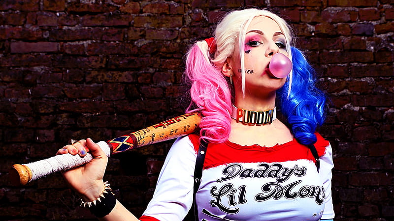 Harley Quinn Is Chewing Bubble Gum Making Bubble Harley Quinn, HD wallpaper