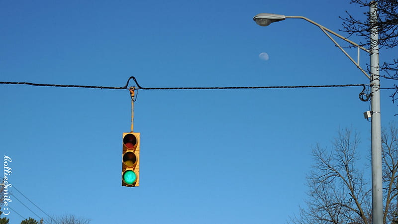 Traffic Light & Moon, streetlight, m00n, blue sky, Traffic Signals nSigns, traffic light, street 1ight, lunar, green light, stop light, moon, 1une, HD wallpaper