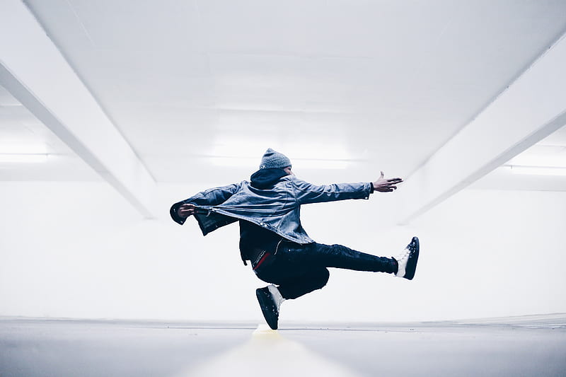 man jumping in the middle taken at daytime, HD wallpaper