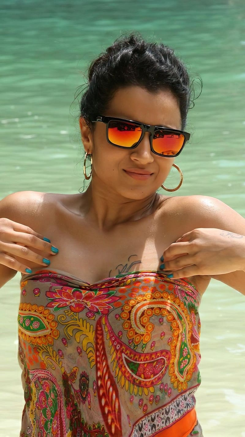 Trisha Krishnan, telugu actress t, tamil actress, beauty, beach, HD phone wallpaper
