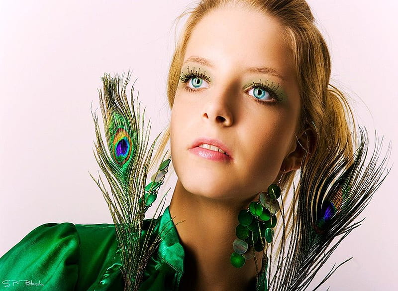 Peacock beauty, peacock feathers, peacock, emerald green, blonde, woman, make-up, colour green, girl, beauty, blue eyes, feathers, HD wallpaper